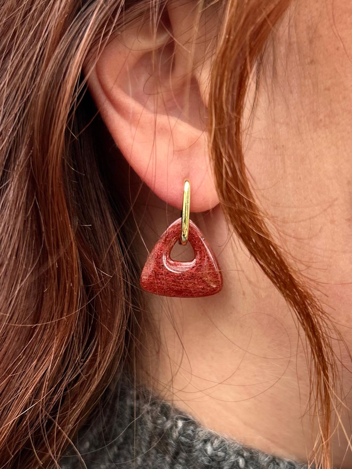 Pampilles triangulaires rouges irisées