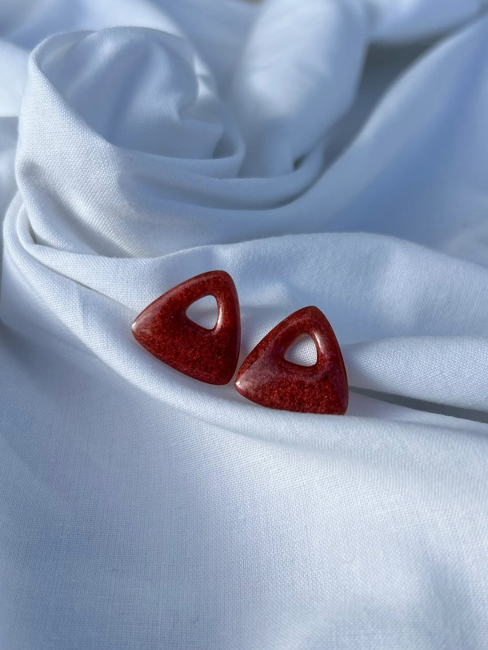 Pampilles triangulaires rouges irisées