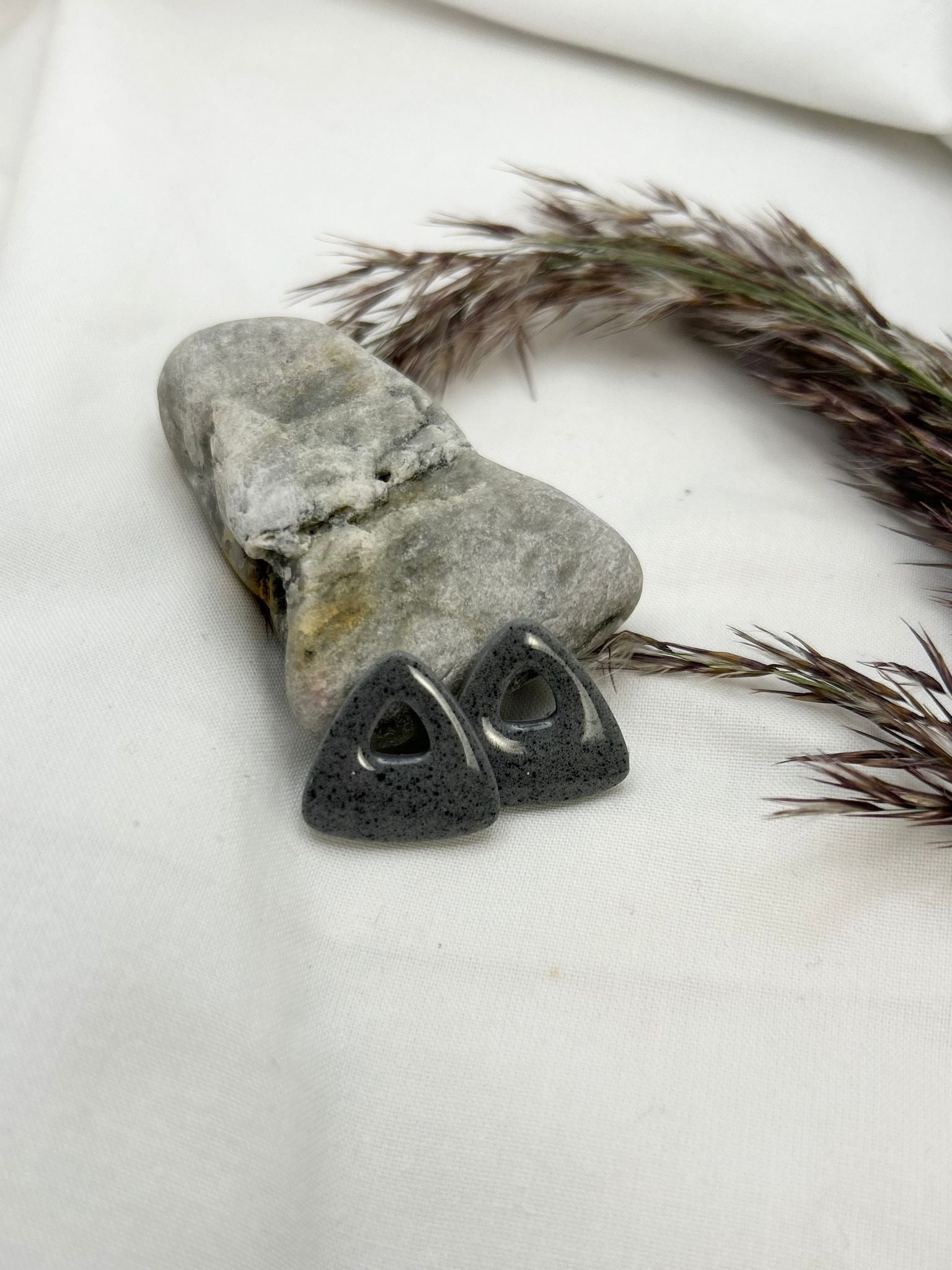 Pampilles triangulaires grises