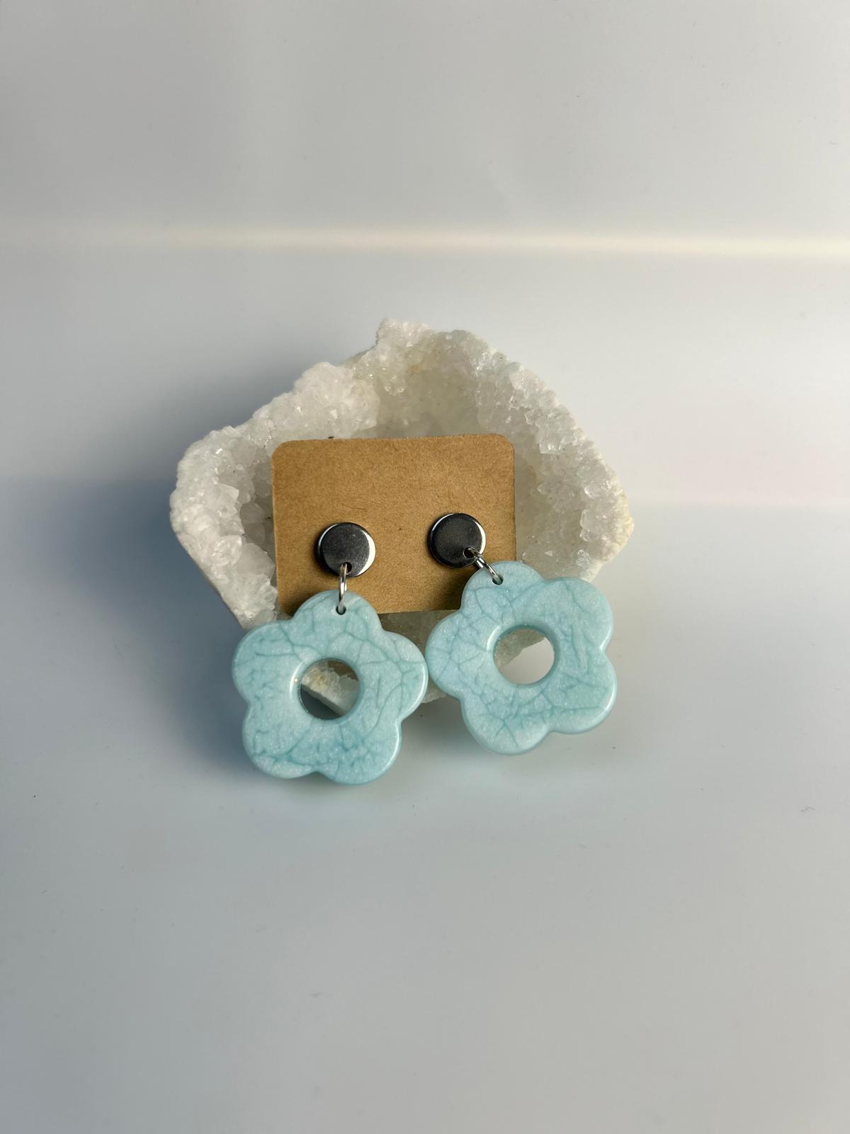 Boucles fleurs bleues et blanches